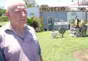 Chris Zillman outside his Museum of Wonders at Imbil (13634 bytes)